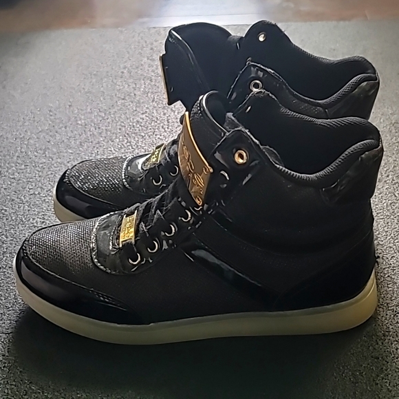 Shoes - Picture 1 of 3